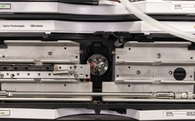 Image showing a Supelco® direct connect guard cartridge connected to a 25 cm length analytical column showcasing that the main and guard column fit together comfortably in the column oven and all metal parts of the set up do have contact to the heating elements ensuring reliable thermal conductivity.