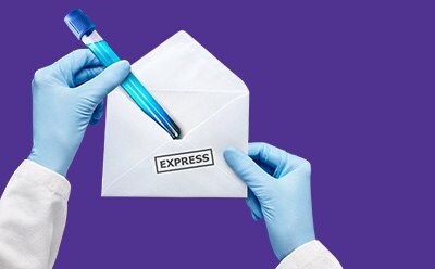 Mailing test tubes Tube à essai placé dans une enveloppe postale