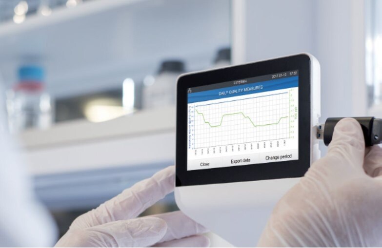 Easy view and download water quality data from the dispenser’s touchscreen interface 수질 데이터를 다운로드할 수 있도록 USB 포트가 있는 Q-POD 초순수 채수장치 스크린