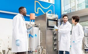 Ouvrier chargeant des produits chimiques upstream pour le bioprocessing