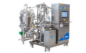 Une machine industrielle complexe, principalement grise avec des accents bleus, dotée d&apos;un grand bol de mélange en acier inoxydable, d&apos;un panneau de contrôle avec des boutons et un écran, et d&apos;autres pièces mécaniques telles que des tuyaux et des vannes.