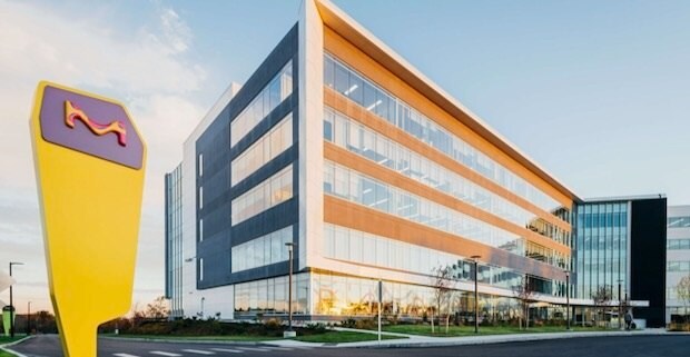 Building on the Burlington, Massachusetts, USA site 모퉁이에 5층짜리 건물이 있고 왼편에 MilliporeSigma 표지판이 있습니다. 해당 현장은 미국 매사추세츠주 벌링턴에 소재합니다.