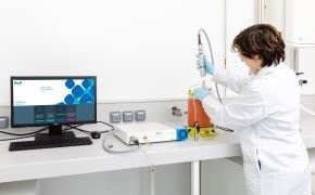 Raman In-Line Monitoring Setup Installation of an in-line Raman probe into a 3 L bioreactor. This probe is connected through a cable to the ProCellics™ Raman Analyzer, itself connected to a computer on which runs the Bio4C® PAT Raman Software which analyzes the data collected by the probe.