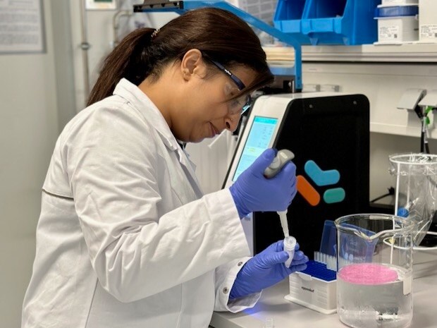 Mehta lab Aditi는 실험실에서 PPE를 착용하고 피펫을 사용하여 용액을 추출하고 있습니다.