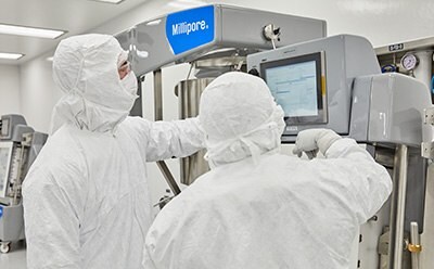 Other viral vectors Two manufacturing operators in PPE operate a TFF skid used in viral vector production