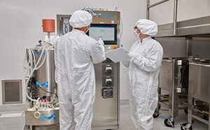 Millipore CTDMO 바이러스 벡터 제조 시설 제조 시설 내에 있는 연구자들