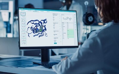 Vědec v laboratorním plášti sedí u stolu a pracuje s počítačovou obrazovkou zobrazující molekulární strukturu. Na obrazovce se zobrazuje 3D zobrazení proteinu nebo komplexu a po straně jsou vidět různé nástroje a možnosti dat. Vědec v laboratorním plášti sedí u stolu a pracuje s počítačovou obrazovkou zobrazující molekulární strukturu. Na obrazovce se zobrazuje 3D zobrazení proteinu nebo komplexu a po straně jsou vidět různé nástroje a možnosti dat.