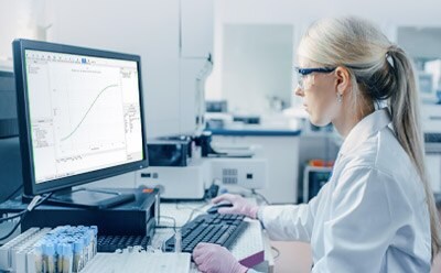 Belysa® Immunoassay Curve Fitting Software Image d'un scientifique utilisant le logiciel d'ajustement de courbe pour immunoessais Belysa®, disponible pour l'analyse de données issues des plateformes Luminex® xMAP® (instruments xMAP® INTELLIFLEX, Luminex® 200™, FLEXMAP 3D®, MAGPIX®) et de l'analyseur ultrasensible SMCxPRO®.